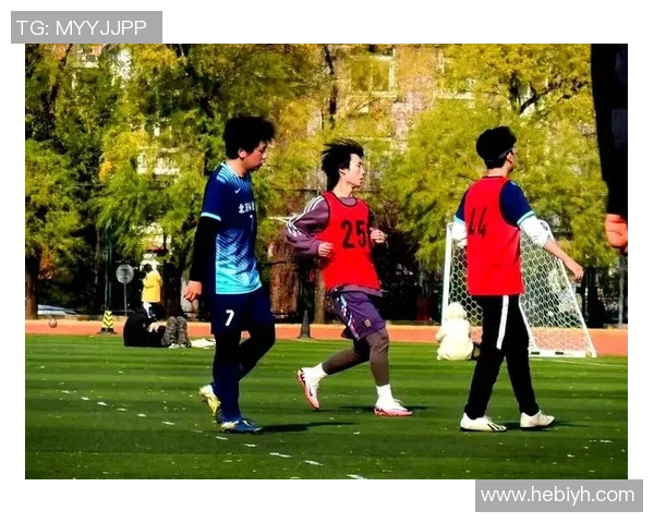 足球上画花展现运动与艺术的完美结合与激情碰撞 足球上画花展现运动与艺术的完美结合与激情碰撞