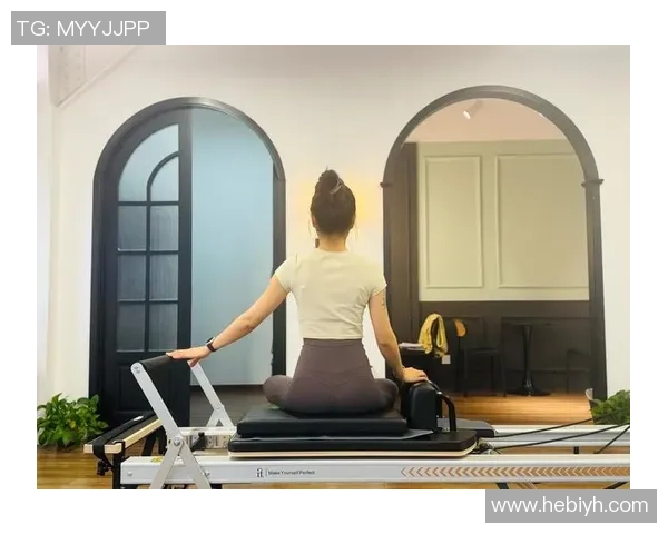 美丽女子挑战极限足球场上的优雅与力量完美结合